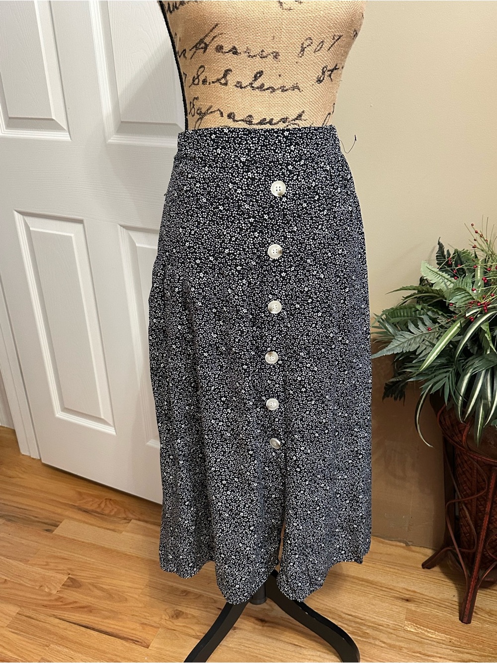 Eden & Olivia Black & White Floral Button-Front Midi Skirt – Size Large - Picture 2 of 8